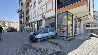 Konya'daki kaza sonrasında ortalık savaş alanına döndü: İş yeri zarar gördü