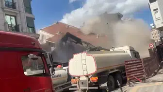 Yıkım sırasında 4 katlı bina aniden çöktü