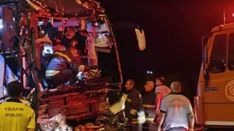 Konya'dan sefere çıkan yolcu otobüsü tırla çarpıştı: 2 ölü, 22 yaralı
