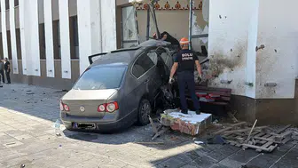 Alkollü sürücü 84 metre savrulup camideki imamın odasına daldı