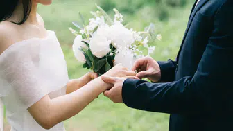 Evlenen kadınlar kütüklerini kocasına taşıyacak