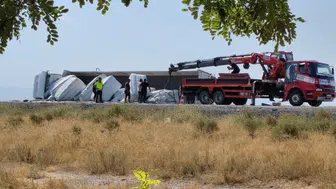 Konya-Adana kara yolu savaş alanına döndü: Tır sürücüsü yara almadan kurtuldu