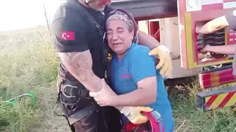 Kuyuya düşen inek: Yaşlı kadın operasyonda gözyaşlarını tutamadı