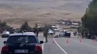 Araçlar kafa kafaya çarpıştı: 2 ölü, 9 yaralı