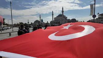 Konya'nın merkezinde dev Türk Bayrağı açıldı: Kahramanlar yürüyüşü