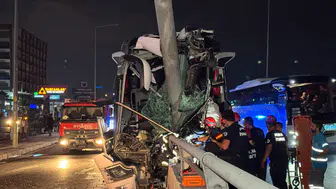 Yolcu otobüsü alt geçit duvarına çarptı: 11 yaralı
