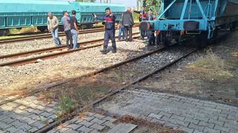 Vagonun üzerine çıkan baba ve oğlu elektrik akımına kapıldı