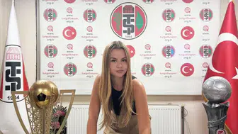 Futbolda tarihi gün: 22 yaşındaki genç kadın teknik direktör oldu
