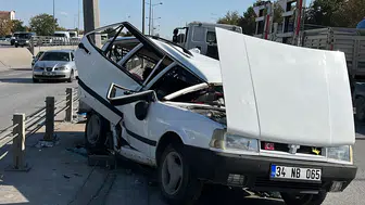 Konya'da kontrolden çıkan otomobil refüje çarptı: 4 yaralı