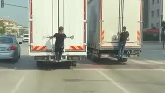 Çocuklar durdurulamıyor: Tehlikeli oyunları kamerada