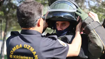 Herkesin kaçtığı şüpheli paketlere canlarını ortaya koyarak yaklaşıyorlar