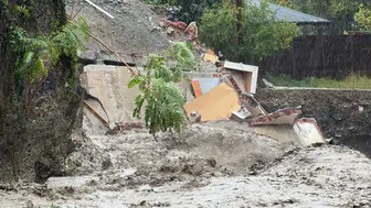 Sel suları dere kenarındaki evi böyle yıktı