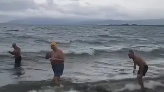 Gölde felakete karşı yüzdüler: Ne soğuk ne dalgalar