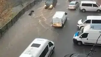 İstanbul'da sele kapılan kadın böyle sürüklendi