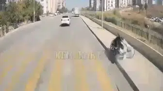 Sürücünün direğe çarptığı kaza anı: Motosiklet metrelerce sürüklendi