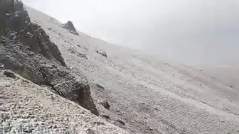 Kar kendini gösterdi: Hava sıcaklığı eksi 9'u gördü, dağın zirvesi bembeyaz oldu