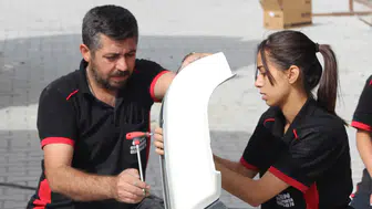 Konya'da babasını izleyerek büyüyen kız, kaportacılığı meslek edindi