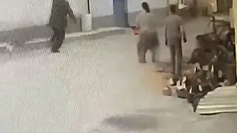 Testereli kadın, yaşlı adamı korkuttu