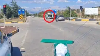 Cenaze, cenaze aracından böyle düştü