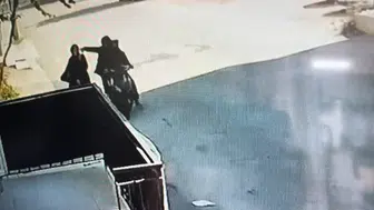 Telefonla konuşurken kapkaça uğradı : O anlar kamerada