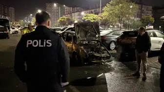 Kaza yapan otomobil alev aldı, park halindeki 3 araç zarar gördü