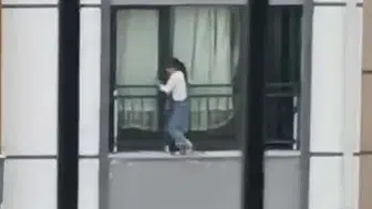 Camdan çıkarak korkulukta gezindi: O kız çocuğu yürekleri ağza getirdi