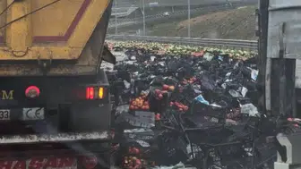 Konya'da meyve ve sebze yüklü tır bariyerlere çarptı: 1 yaralı