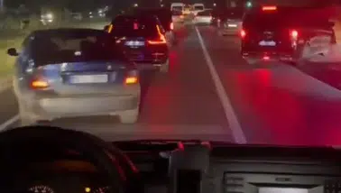 Fermuar sistemiyle ambulansa yol verilmesi sosyal medyada gündem oldu