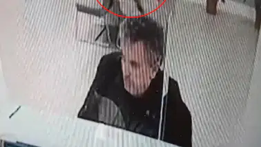 Bankada işlem yaparken üzerine kedi düştü