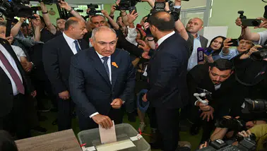 Ermenistan seçimlerinde kesin olmayan ilk sonuçlar: Paşinyan açık ara önde