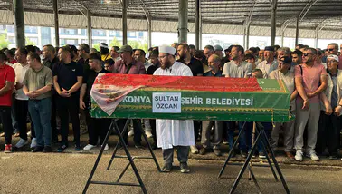 Konya'nın ‘Kırmızılı Kadını' son yolculuğuna uğurlandı