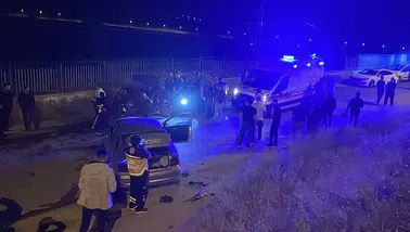 2 otomobil kafa kafaya çarpıştı: 6 yaralı