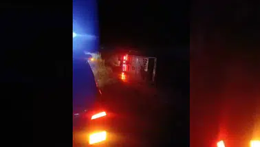 Konya'da kamyon şarampole devrildi: Karapınar'daki kazada 2 yaralı var