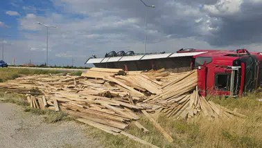 Konya-Ankara Yolu'nda kereste yüklü tır devrildi: 1 yaralı