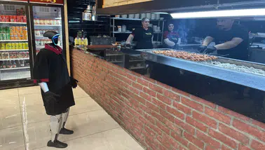 Asgari ücretle işe başladı: Bu garson, müşterilerin ilgi odağı oldu