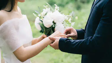Evlenen kadınlar kütüklerini kocasına taşıyacak