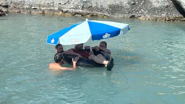40 derece sıcakta ilginç serinleme: Dereyi kesip havuz yaptılar