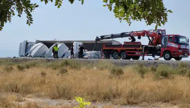 Konya-Adana kara yolu savaş alanına döndü: Tır sürücüsü yara almadan kurtuldu