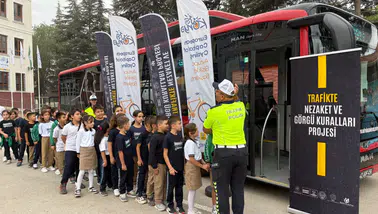 Konya'da Nezaket Otobüsü bu yıl da öğrencilerle buluştu