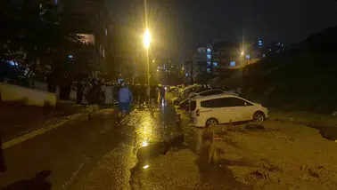 Yol böyle çöktü, onlarca araç mahsur