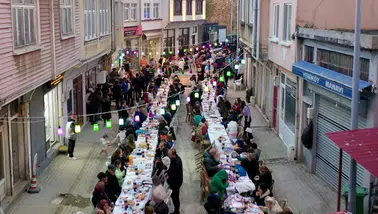 Yalnız yemek mi, yoksa paylaşmak mı: Ruh sağlımızı etkileyen sofra