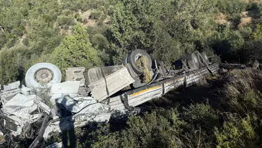 Konya-Antalya yolunda kömür yüklü tır şarampole devrildi: 2 yaralı