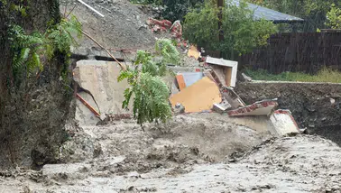 Sel suları dere kenarındaki evi böyle yıktı