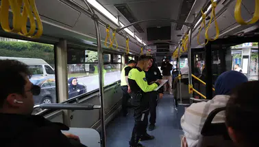 Polis halk otobüsüne ceza yazdı: Tavanın akıyor