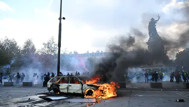 Fransa'da ateşli protestolar: Ordu devreye girdi
