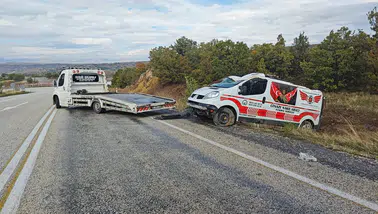 Konya yolunda özel cenaze nakil aracı şarampole devrildi
