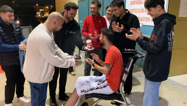 Doğum gününe giderken kaza yaptılar, acilde pastayı kestiler