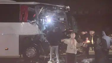 Yolcu otobüsü ile tır çarpıştı: Ölü ve yaralılar var