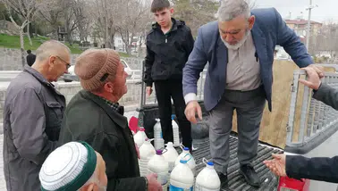 Konyalı üretici tonlarca sütü bedava dağıttı: Kardeşliğe katkı