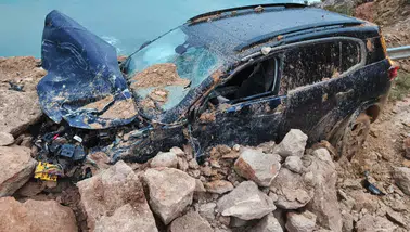 Kur'an dinlerken heyelana yakalandı: Mersin-Antalya yolundaki heyelan araç kamerasında